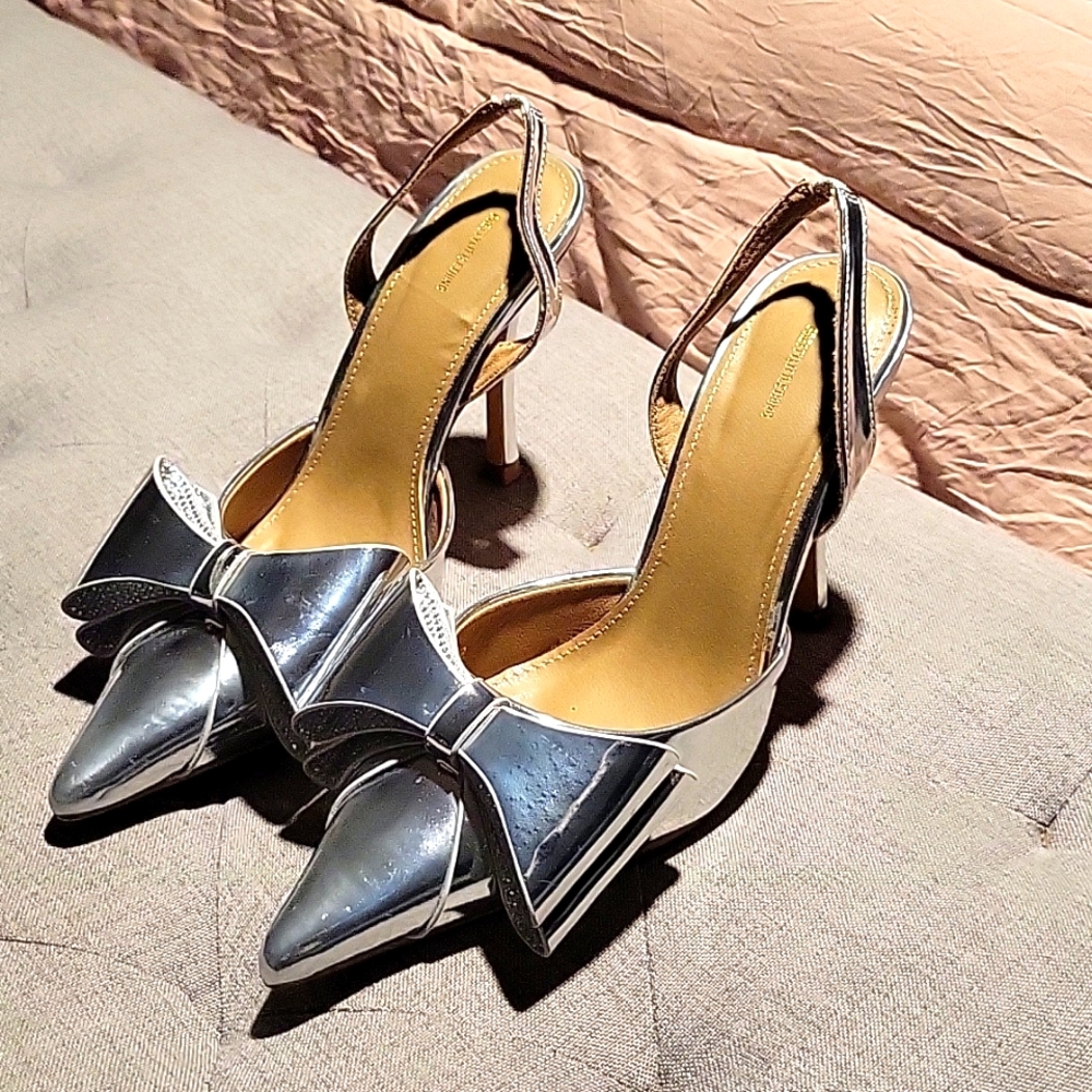 Chrome silver pumps